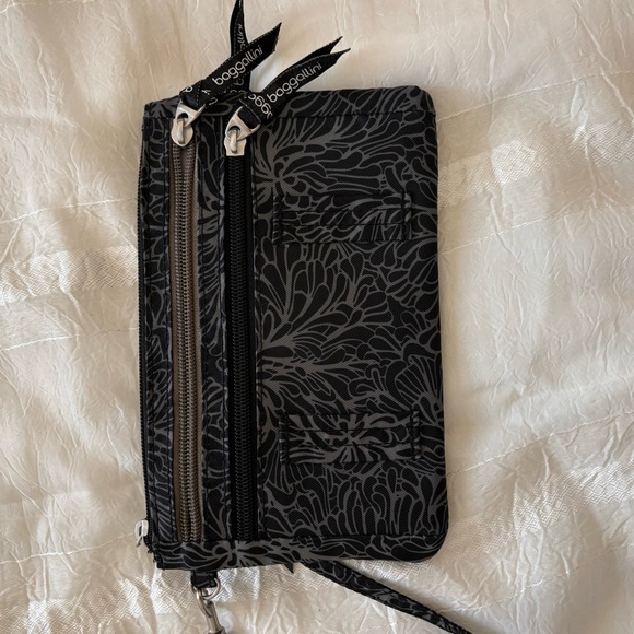 4 -piece set handbag, card wallet, wristlet and small clip on accessories pouch. - Picture 9 of 10